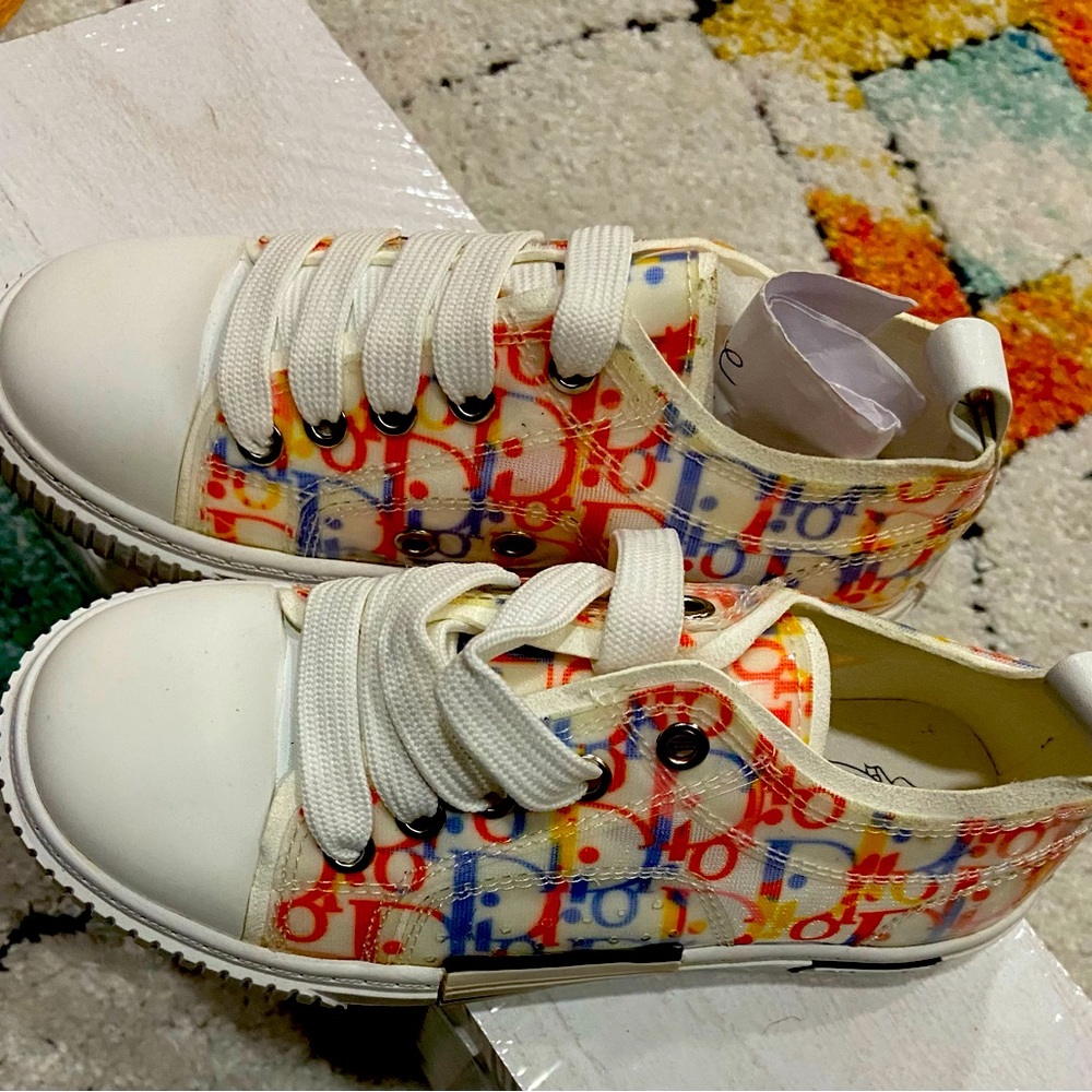 Girl’s sneakers